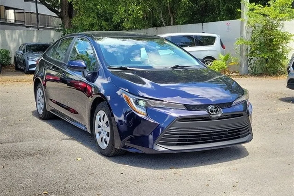 2023 Toyota Corolla LE photo 1