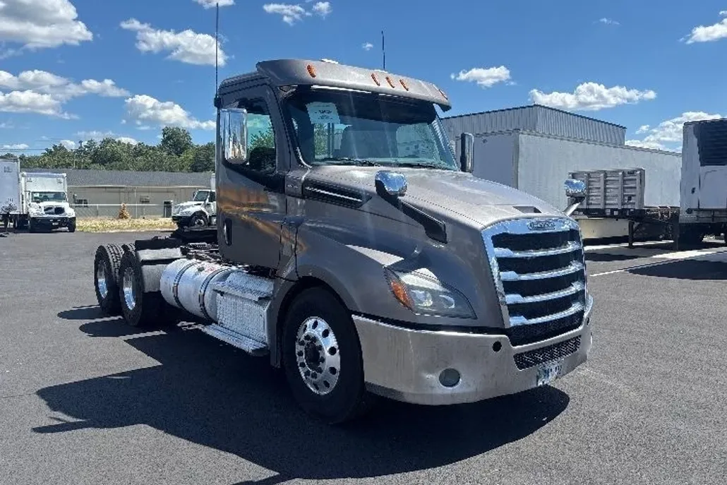 2020 Freightliner Cascadia 126" Day cab photo 1
