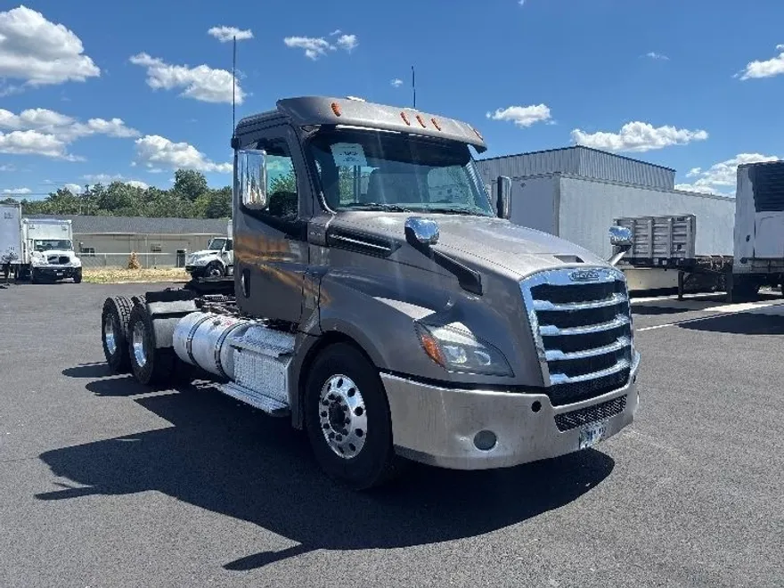 2020 Freightliner Cascadia 126" Day cab photo 1