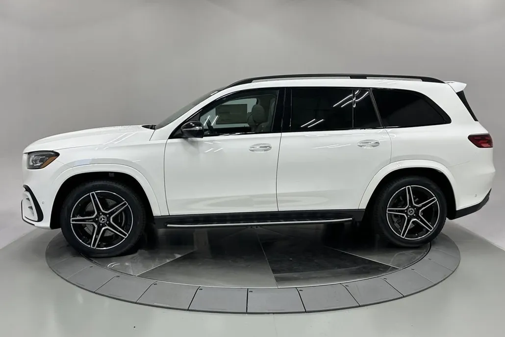 2026 Mercedes Benz GLS 450 4MATIC photo 1