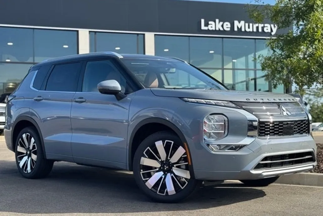 2025 Mitsubishi Outlander SEL photo 1