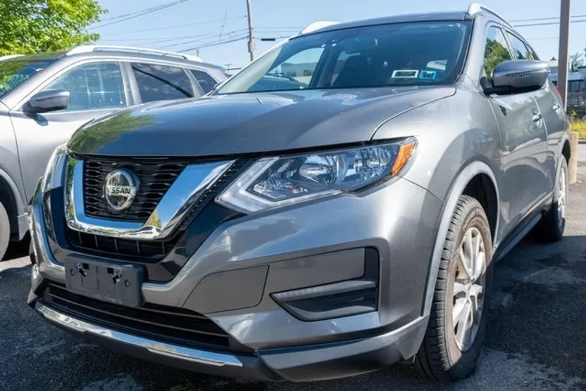 2019 Nissan Rogue SV photo 1