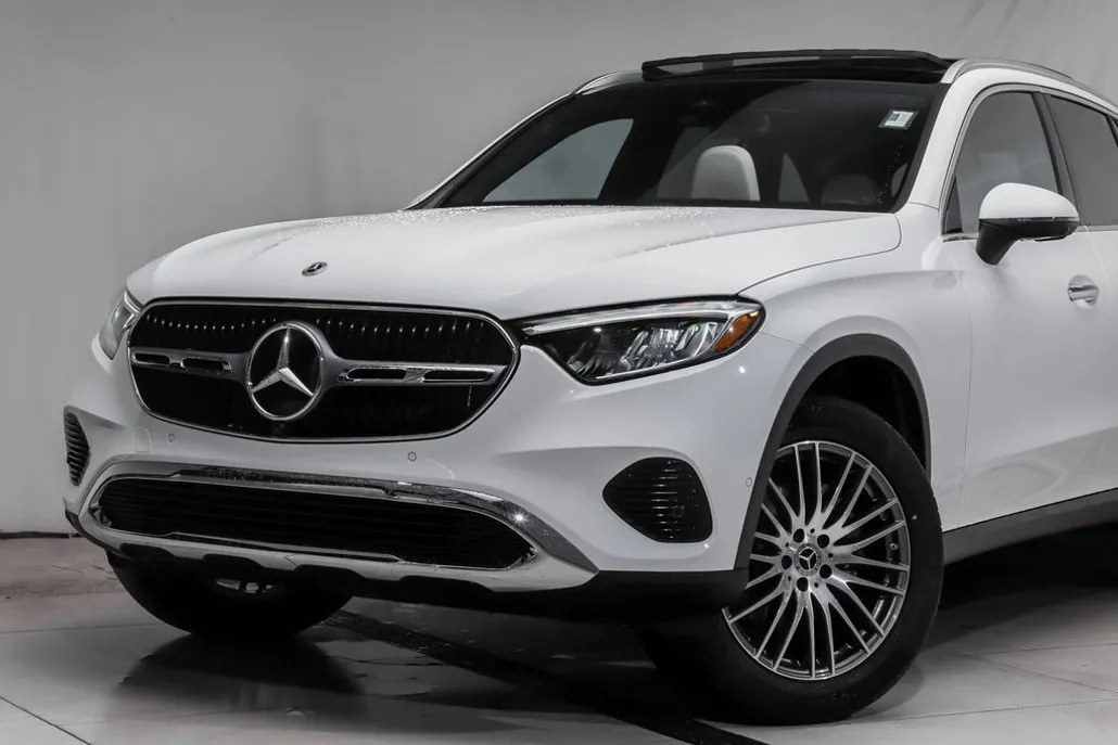 2025 Mercedes Benz GLC 300 4MATIC photo 1