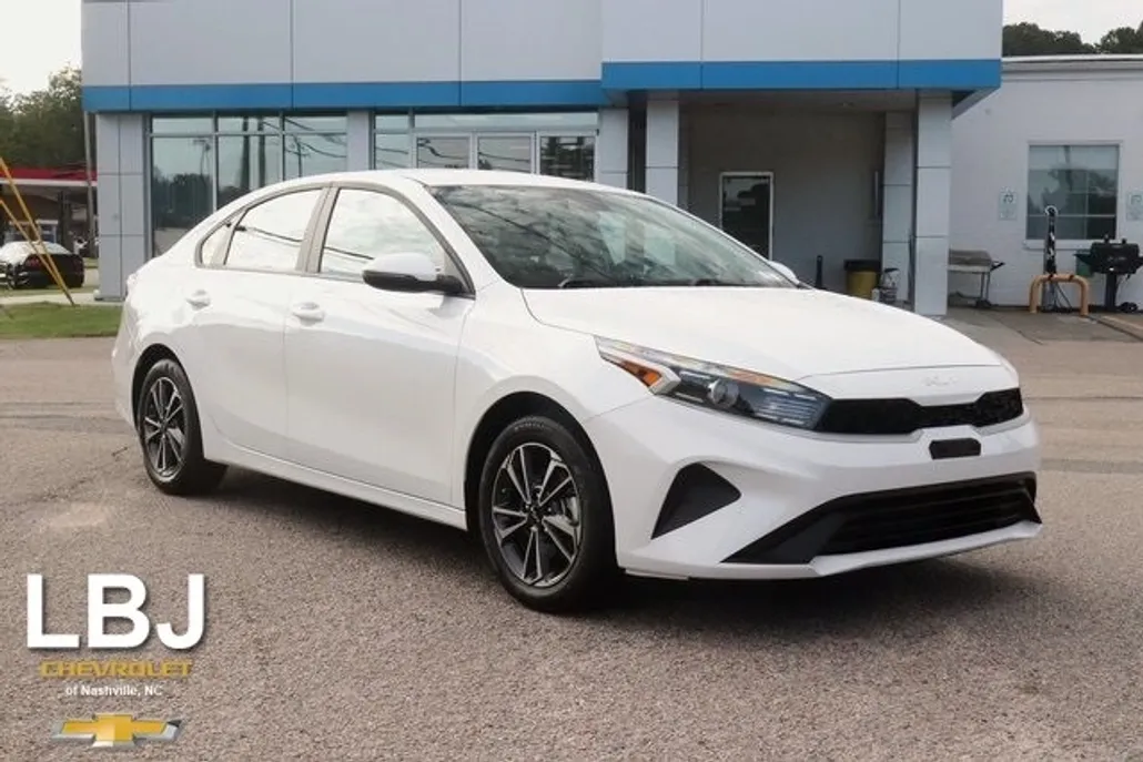 2024 Kia Forte LXS photo 1