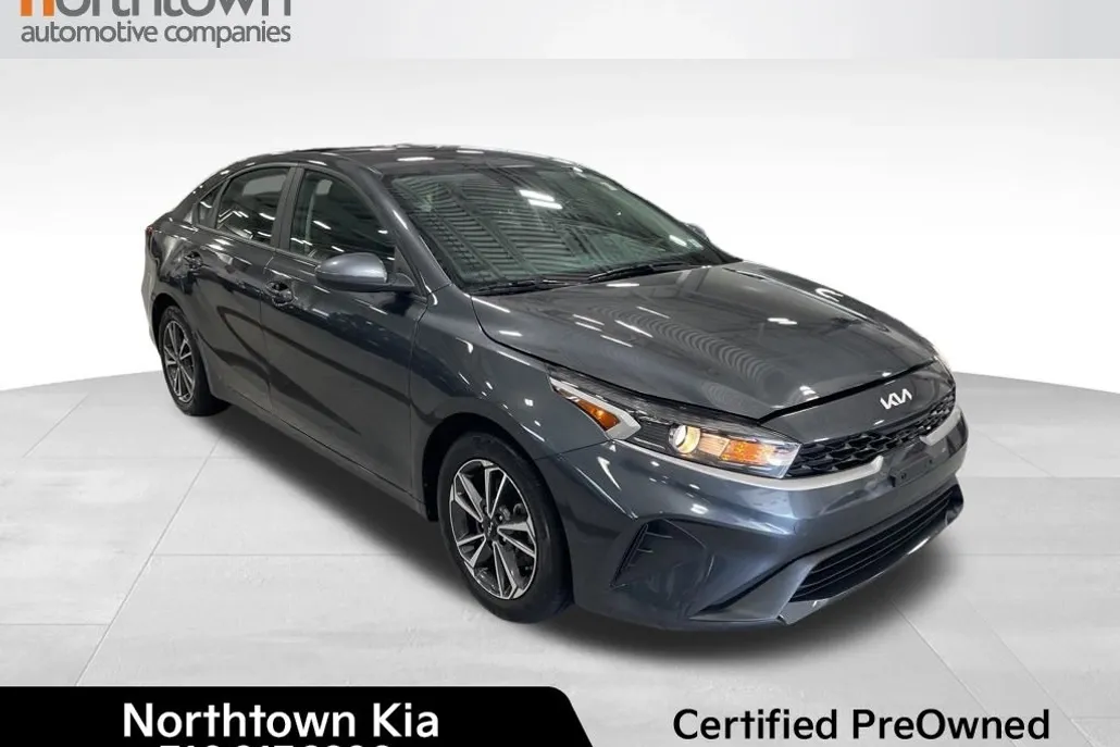 2023 Kia Forte LXS photo 1