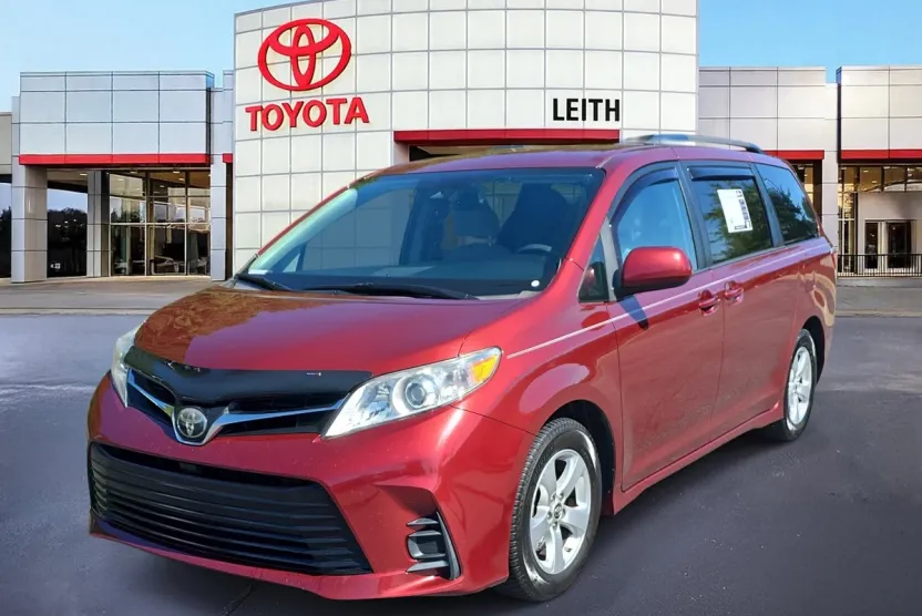 2018 Toyota Sienna LE photo 1