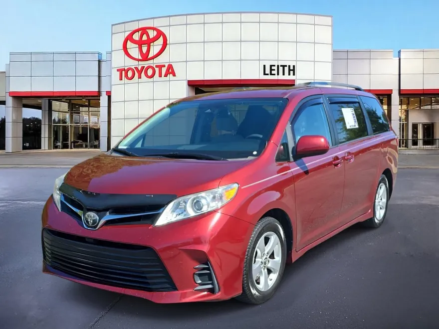 2018 Toyota Sienna LE photo 1