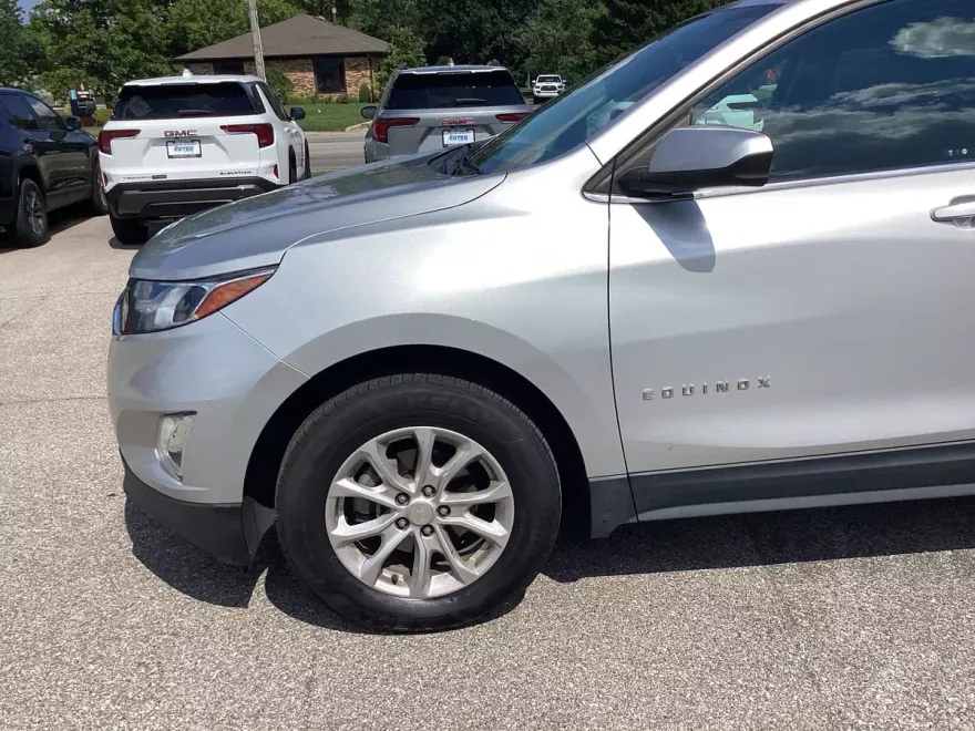 2020 Chevrolet Equinox LT photo 1