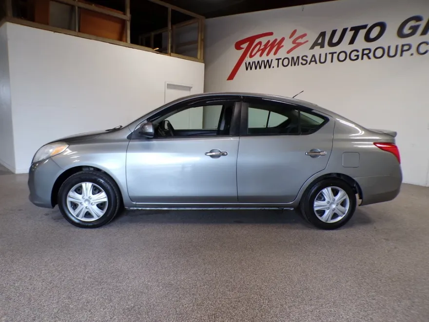 2013 Nissan Versa SV photo 1