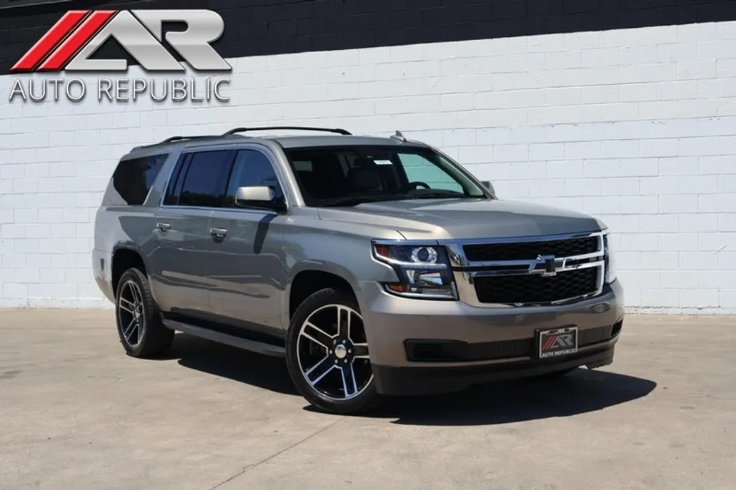 2017 Chevrolet Suburban LT photo 1