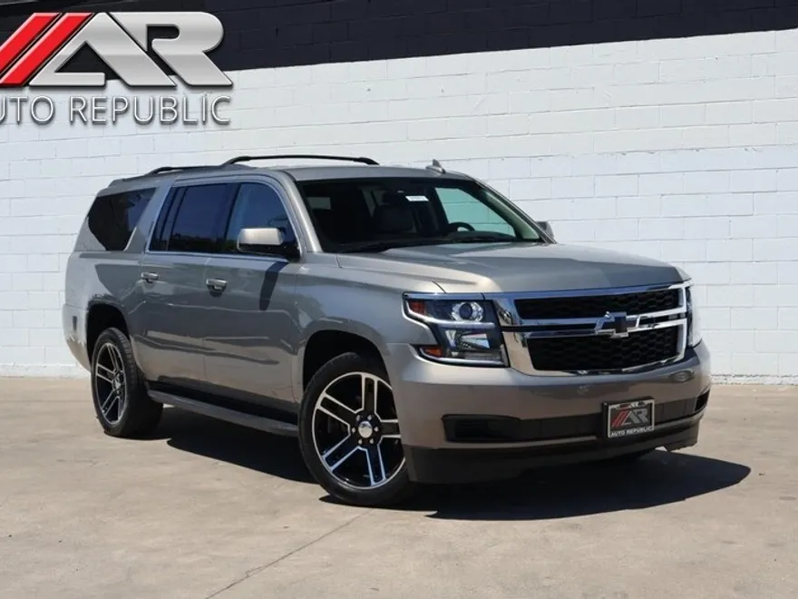 2017 Chevrolet Suburban LT photo 1