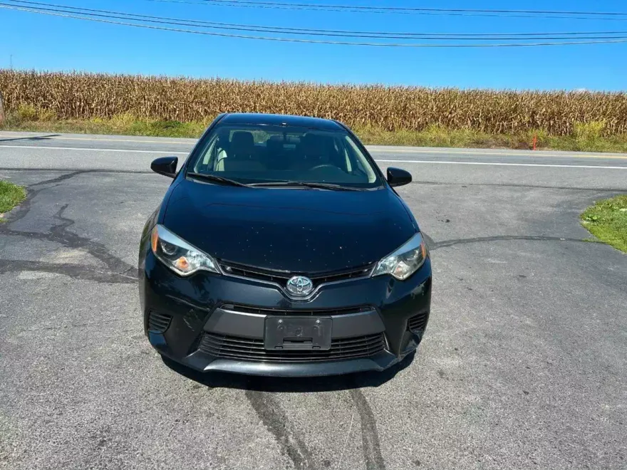 2015 Toyota Corolla LE photo 1