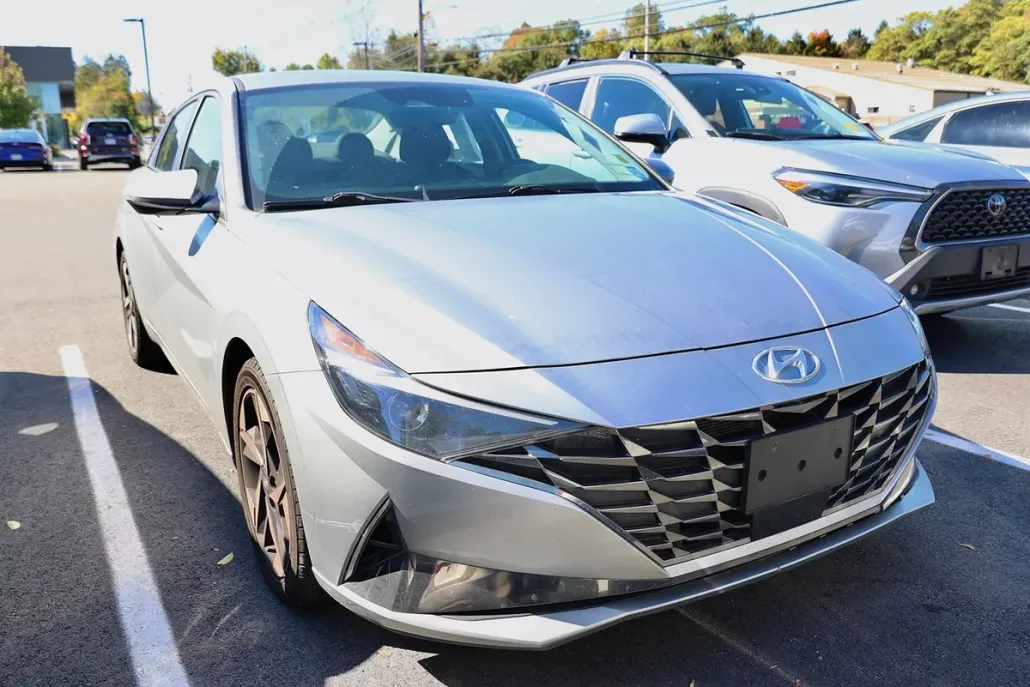 2022 Hyundai Elantra SEL photo 1