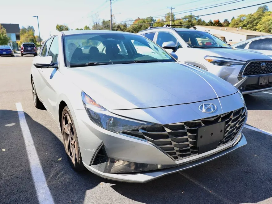 2022 Hyundai Elantra SEL photo 1