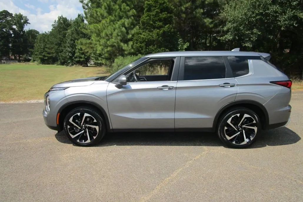 2024 Mitsubishi Outlander SE photo 1