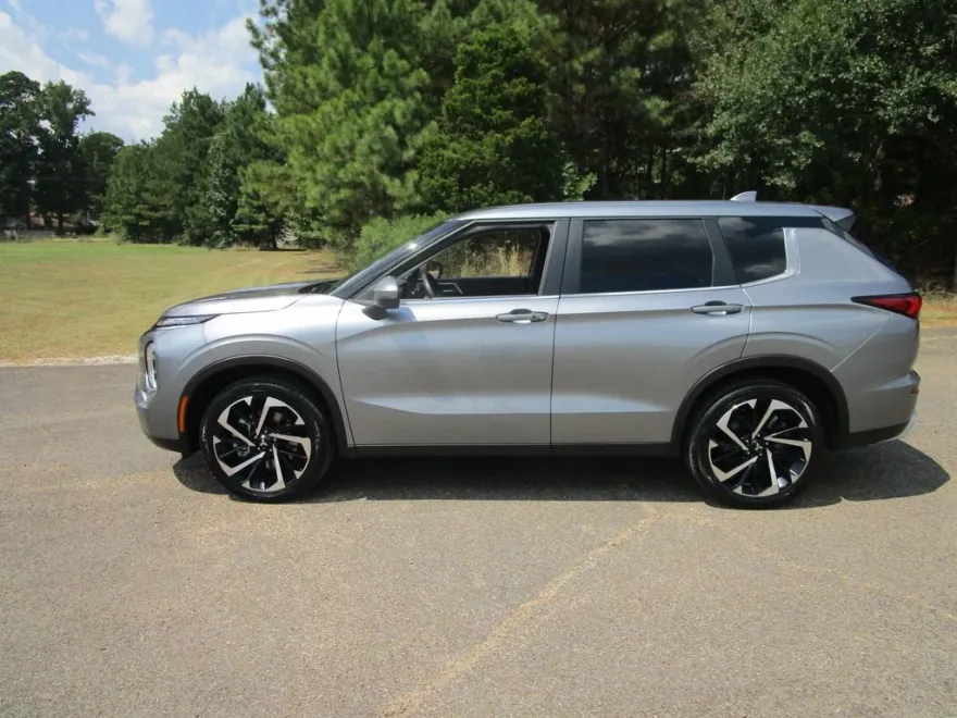 2024 Mitsubishi Outlander SE photo 1