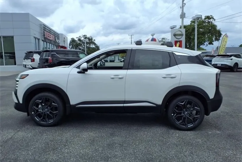 2025 Nissan Kicks SR photo 1