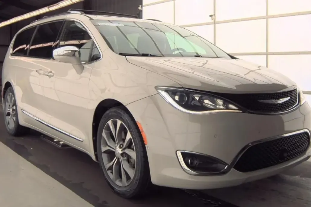2017 Chrysler Pacifica Limited photo 1