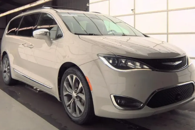 2017 Chrysler Pacifica Limited photo 1