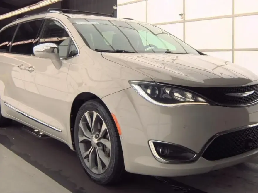 2017 Chrysler Pacifica Limited photo 1