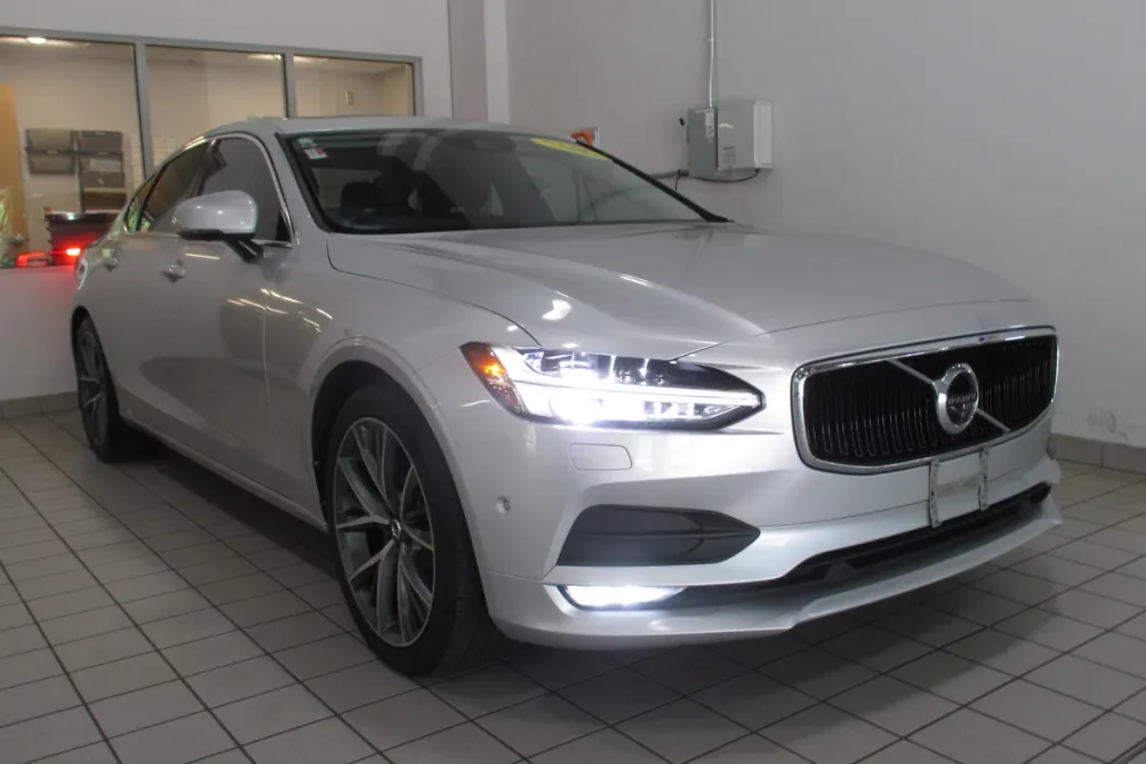 2017 Volvo S90 T6 Momentum photo 1
