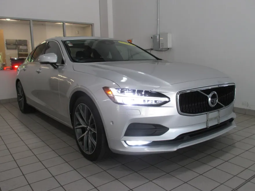 2017 Volvo S90 T6 Momentum photo 1