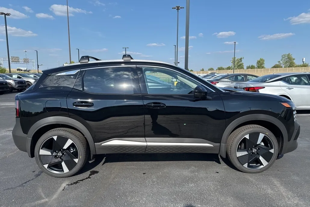 2026 Nissan Kicks SR photo 1