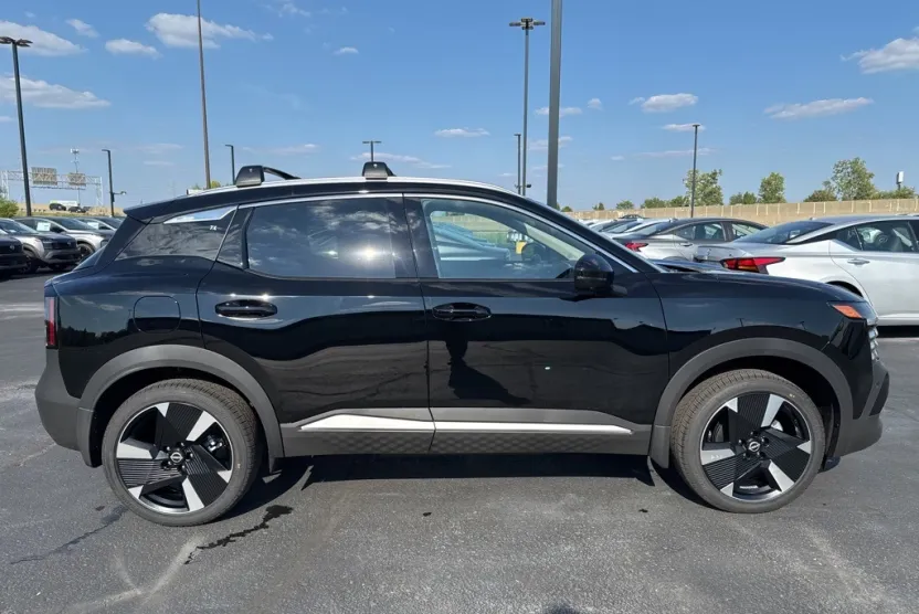 2026 Nissan Kicks SR photo 1