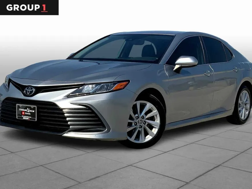 2022 Toyota Camry LE photo 1
