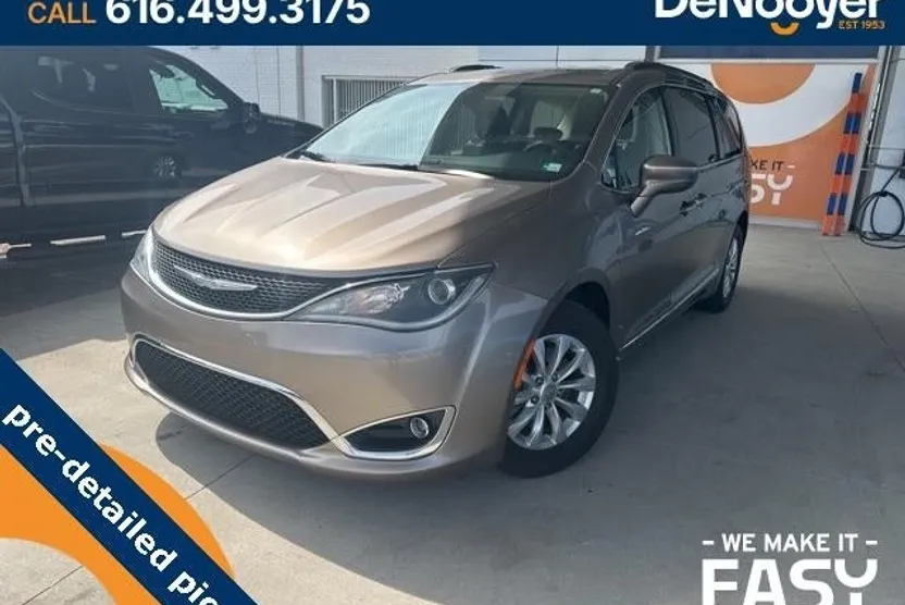 2017 Chrysler Pacifica Touring L photo 1