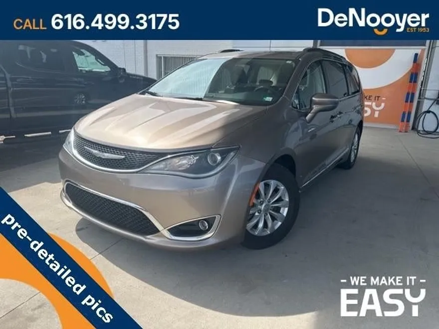 2017 Chrysler Pacifica Touring L photo 1