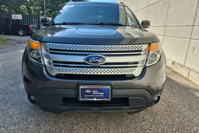 2015 Ford Explorer XLT photo 1