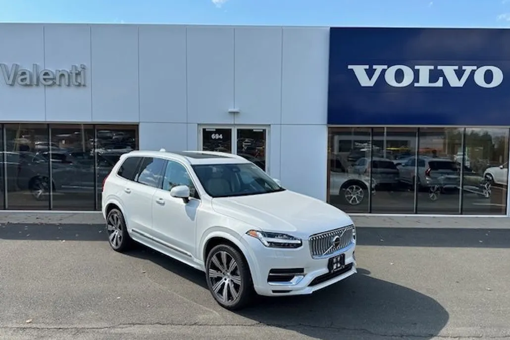 2025 Volvo XC90 T8 AWD Core photo 1