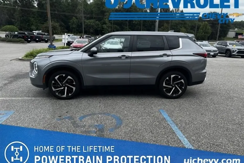 2023 Mitsubishi Outlander SE photo 1