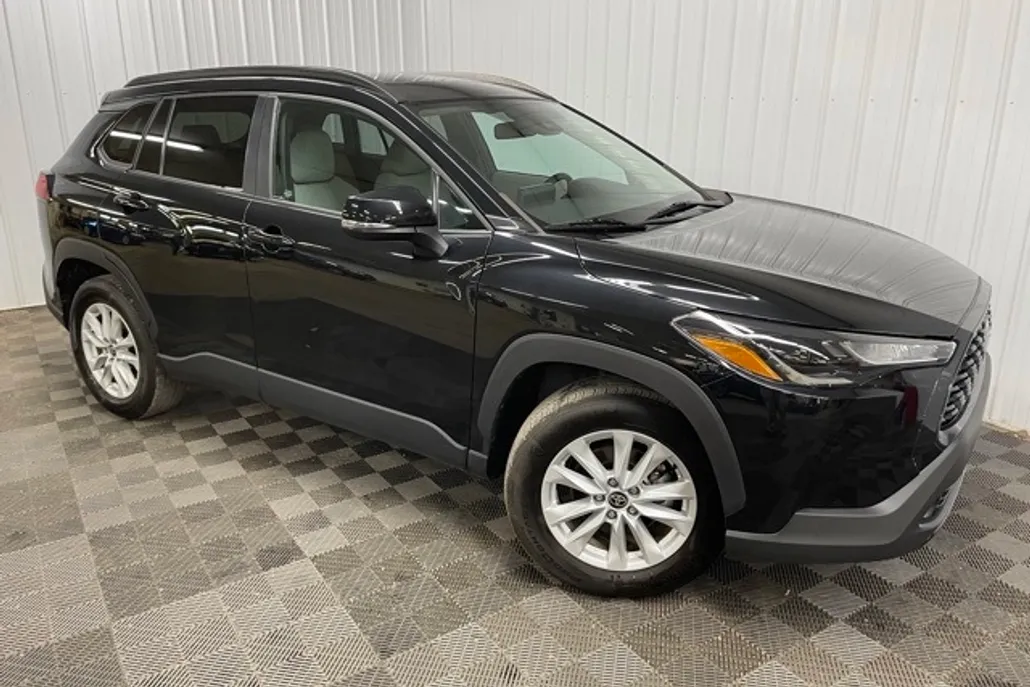 2022 Toyota Corolla Cross LE photo 1