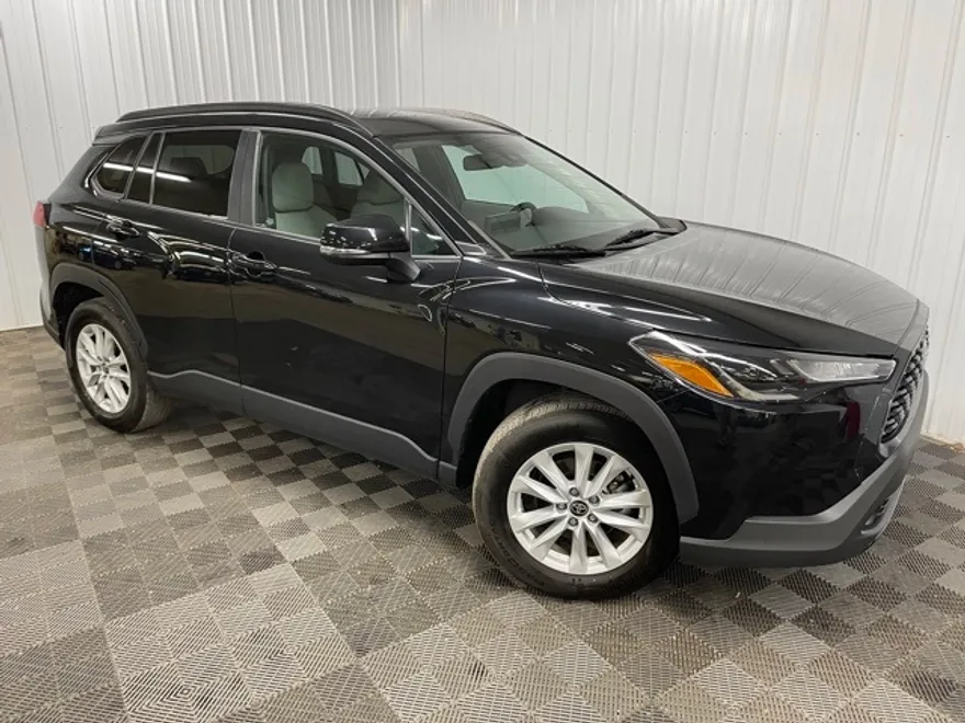 2022 Toyota Corolla Cross LE photo 1