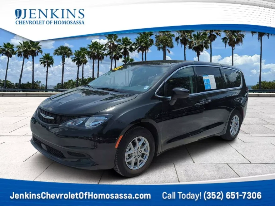 2022 Chrysler Voyager LX photo 1