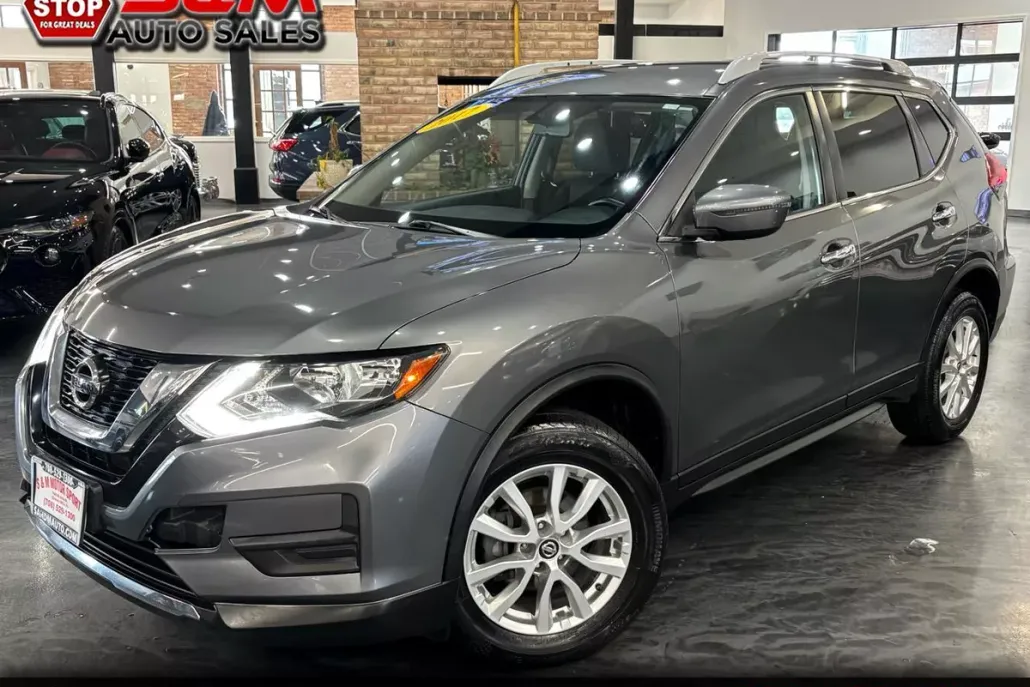 2017 Nissan Rogue SV photo 1