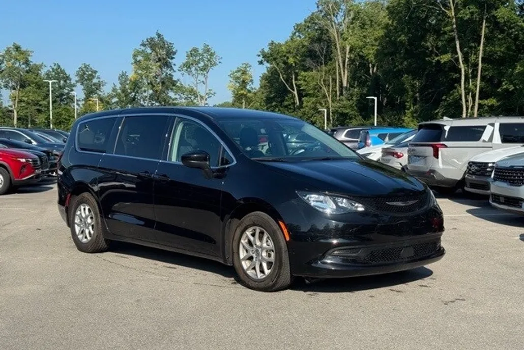 2024 Chrysler Voyager LX photo 1