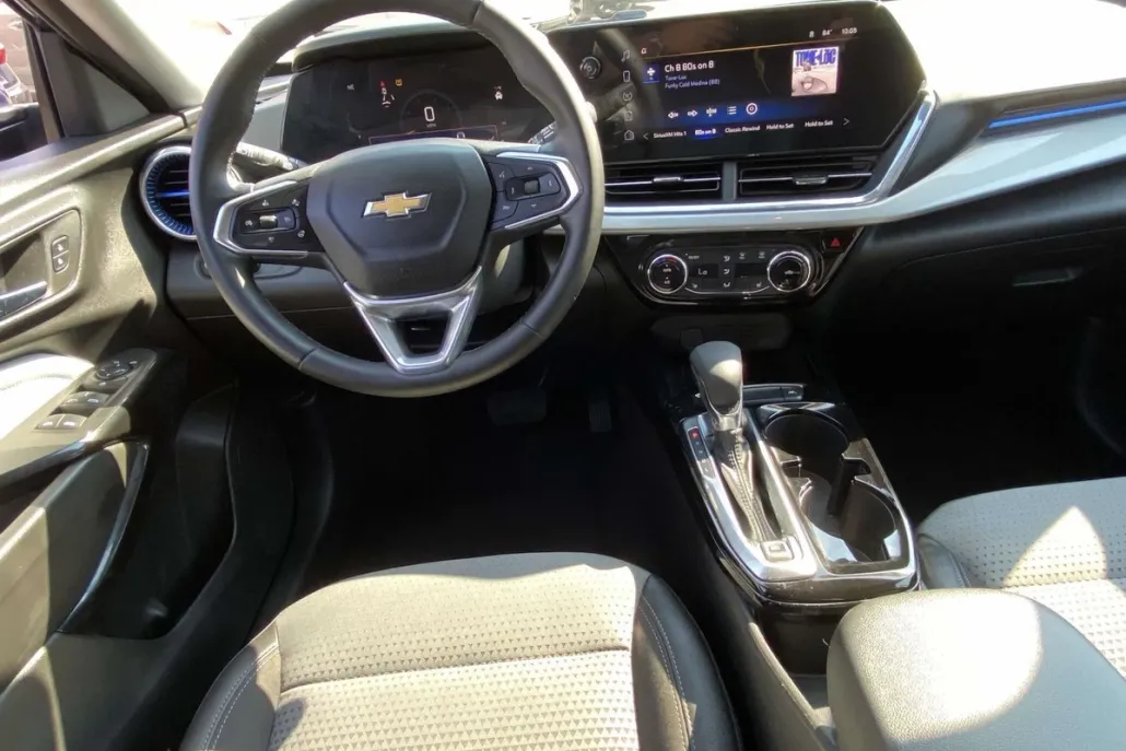 2024 Chevrolet Trax LT photo 1