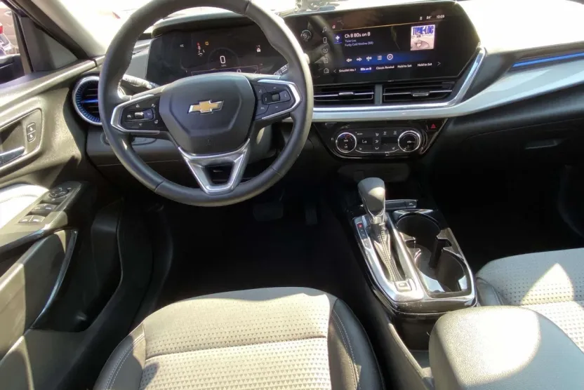 2024 Chevrolet Trax LT photo 1