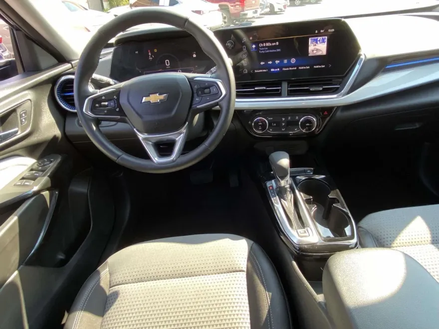 2024 Chevrolet Trax LT photo 1
