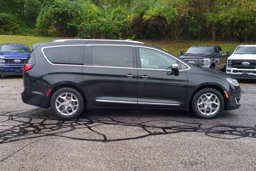 2019 Chrysler Pacifica Limited photo 1