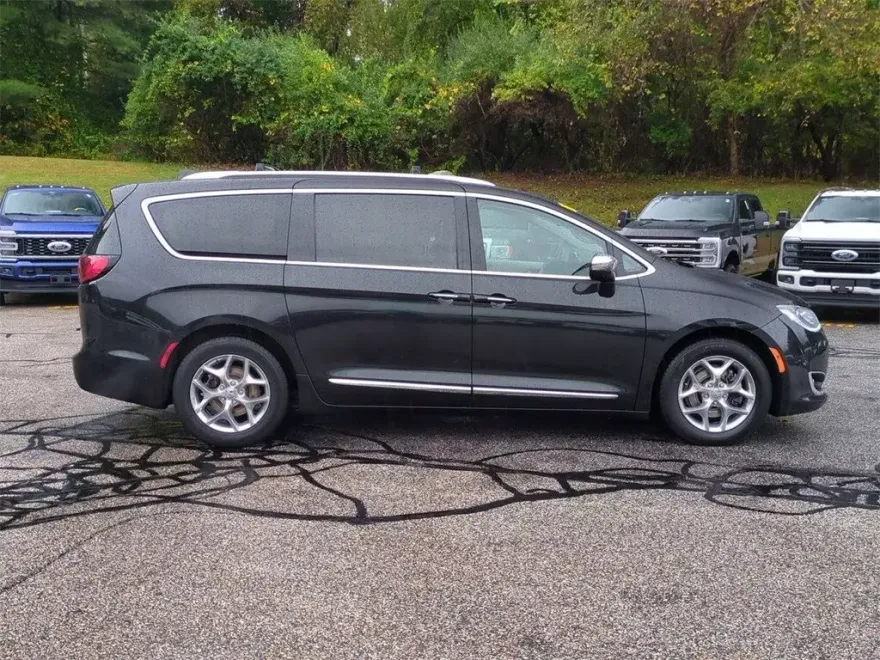 2019 Chrysler Pacifica Limited photo 1