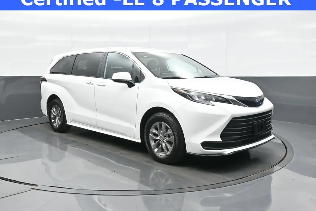 2025 Toyota Sienna LE photo 1