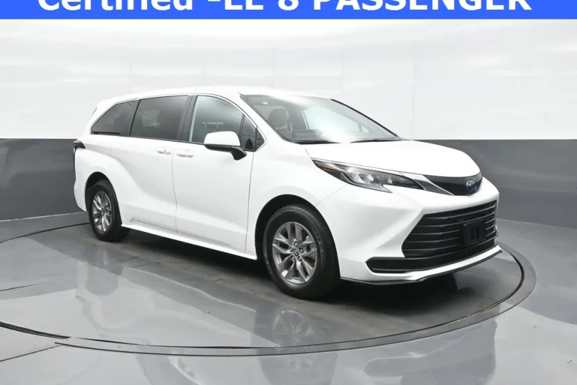 2025 Toyota Sienna LE photo 1