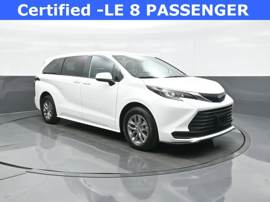 2025 Toyota Sienna LE photo 1