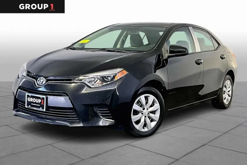 2015 Toyota Corolla LE photo 1