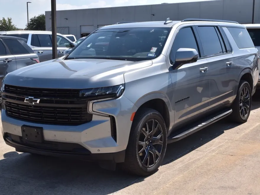 2023 Chevrolet Suburban RST photo 1
