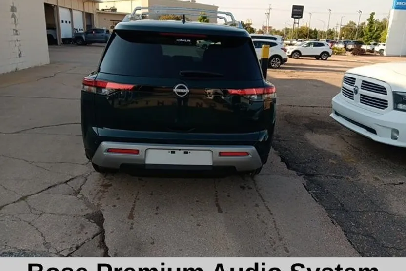 2025 Nissan Pathfinder SL photo 1